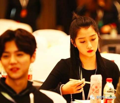 娱乐圈吃瓜鹿晗关晓彤,娱乐圈的甜蜜瓜果，揭秘他们的爱情故事